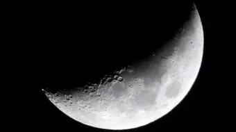 كيف يصبح القمر هلال