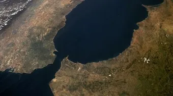 كم يمتد مضيق جبل طارق