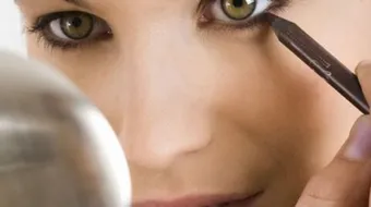 طريقة وضع كحل العيون