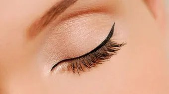 كيفية وضع الكحل السائل