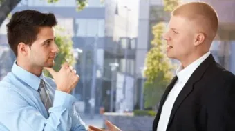 كيف تكون لبقاً في الحديث مع الناس