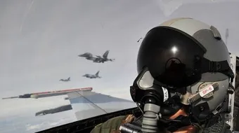 كيف أصبح طياراً حربياً