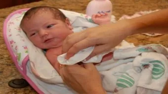 كيفية العناية بالطفل حديث الولادة