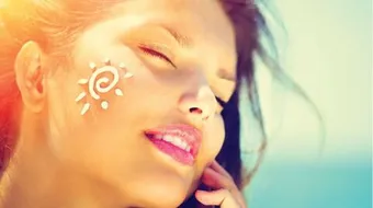 كيفية العناية بالبشرة في فصل الصيف