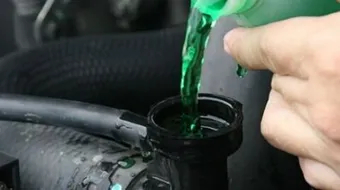 كيفية تنظيف محرك السيارة