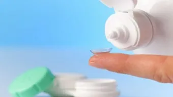 كيف أنظف العدسات اللاصقة