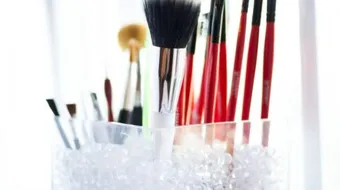 طريقة تنظيف فرش المكياج