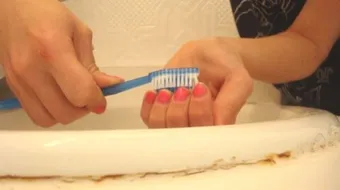 طريقة تنظيف الأظافر في البيت