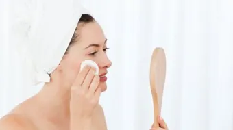 كيفية تنظيف الوجه من المكياج