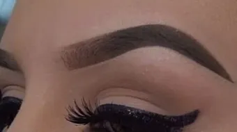 طريقة رسم الحواجب في البيت