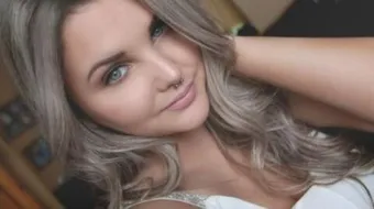 طريقة صبغ الشعر بالبيت أشقر رمادي