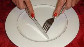 كيفية الأكل بالشوكة والسكينة