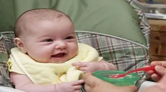 كيفية تغذية الرضيع