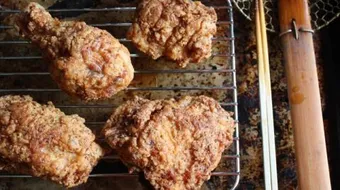 طريقة قلي الدجاج بالزيت