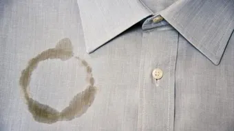 كيفية التخلص من بقع الزيت على الملابس