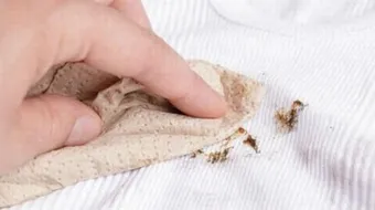 طريقة التخلص من بقع الزيت على الملابس