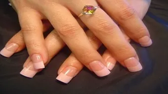 كيف يتم تطويل الأظافر بسرعة