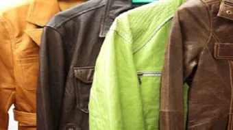 كيفية كي الملابس الجلدية