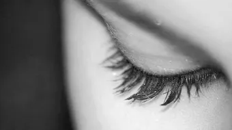 كيفية إطالة الرموش وتكثيفها