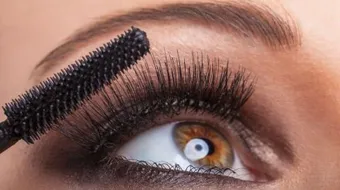 كيفية تطويل رموش العين