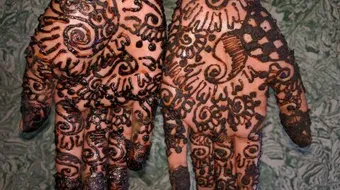 طريقة عمل حناء لليدين