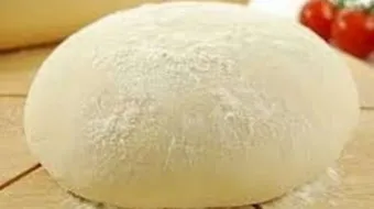 طريقة عمل عجينة العشر دقائق للبيتزا