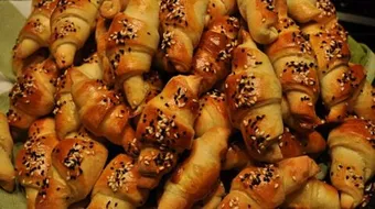 طريقة عمل لفة الخميرة بالجبن