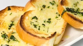 طريقة عمل الخبز بالثوم والجبنة