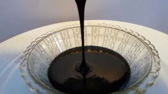 طريقة عمل كيكة الشوكولاتة بالصلصة