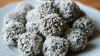 طريقة عمل كرات جوز الهند بالبسكويت