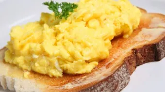 طريقة عمل بيض بالجبن