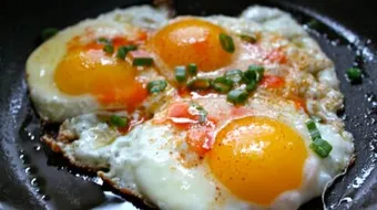 طريقة عمل البيض بالبصل والطماطم