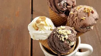 طريقة عمل آيس كريم سنيكرز