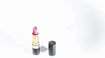 كيف يصنع أحمر الشفاه