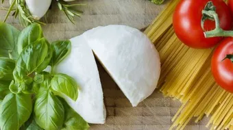 كيفية صنع جبنة الموزاريلا في البيت