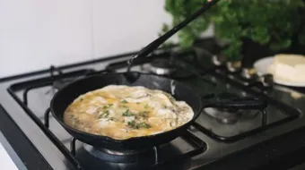 طريقة عمل العجة بالبيض والدقيق