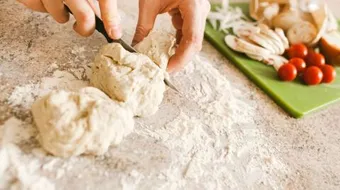 كيف نصنع عجينة البيتزا