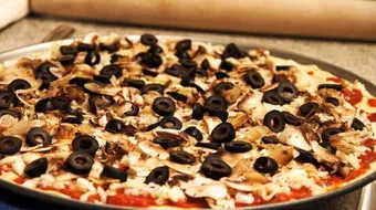 طريقة عمل البيتزا بالجبنة والزيتون