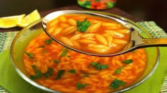 طريقة عمل شوربة لسان العصفور بالبندورة