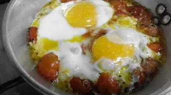 طريقة عمل بيض عيون بالطماطم
