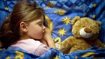 كيف تجعل طفلك ينام