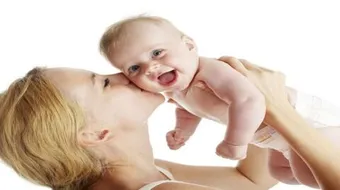 كيف ألاعب طفلي الرضيع