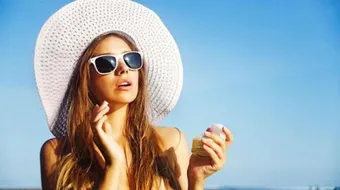 كيف نحمي بشرتنا من أشعة الشمس