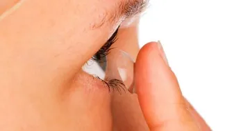 كيف تضع العدسات اللاصقة