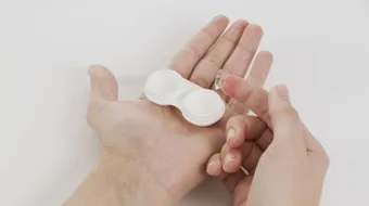 كيفية وضع العدسات في العين