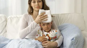 كيف نخفض حرارة الطفل