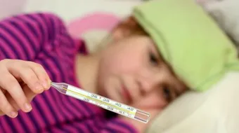 طريقة خفض حرارة الطفل