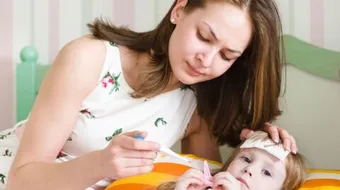 كيفية خفض حرارة الطفل