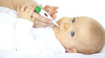 كيف أخفف الحمى عن طفلي