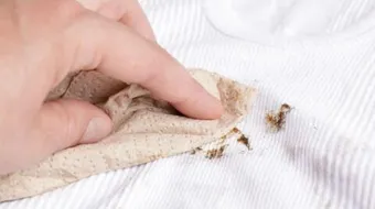 كيفية إزالة بقع زيت السيارات من الملابس